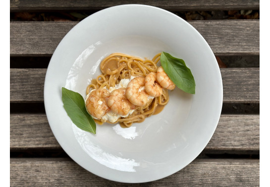 LINGUINI WITH SHRIMPS AND STRACATELLA