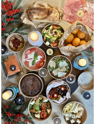 HOLIDAY BASKET WITH SALMON