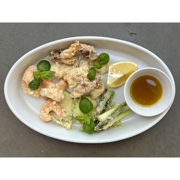 FRITTO MISTO CON FRUTTI DI MARE E ASPARAGI FRITTO MISTO CON FRUTTI DI MARE E ASPARAGI