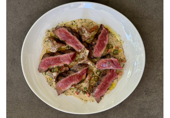 STRIPLOIN WITH CHANTERNS AND PEPEVERDE SAUCE