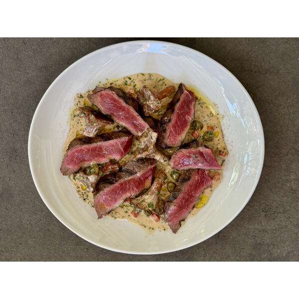STRIPLOIN WITH CHANTERNS AND PEPEVERDE SAUCE