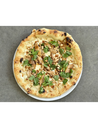 PIZZA WITH SPICY CHICKEN AND PEANUTS