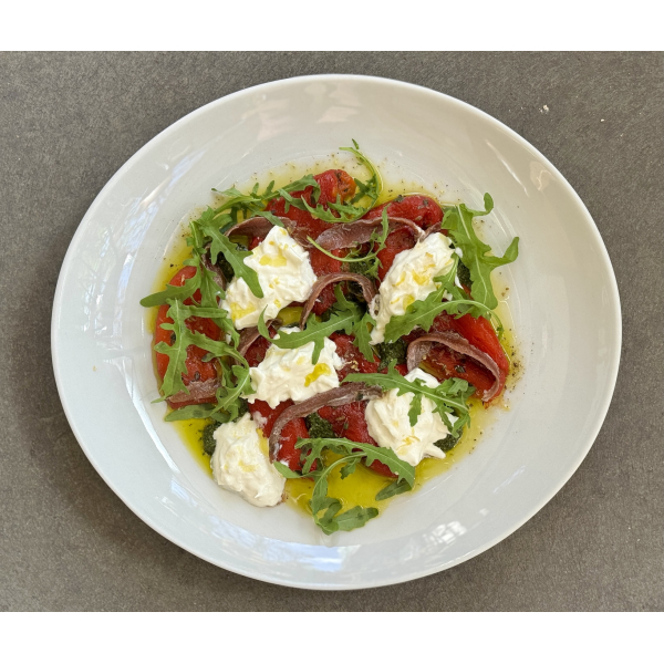 КАРПАЧО ІЗ ПЕЧЕНОГО ПЕРЦЮ З АНЧОУСАМИ ТА СТРАЧАТЕЛЛОЮ