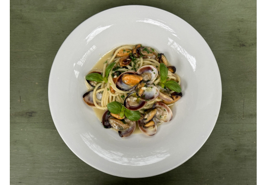 Spaghetti Aglio olio with clams and mussels