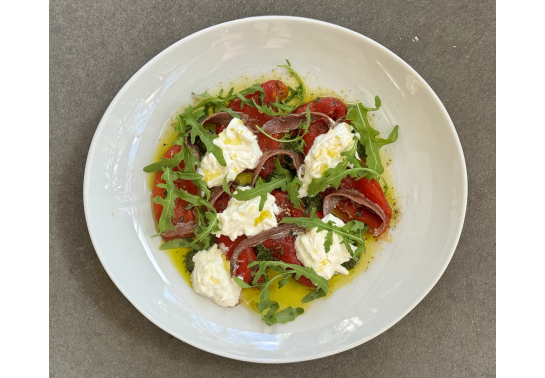 КАРПАЧО ІЗ ПЕЧЕНОГО ПЕРЦЮ З АНЧОУСАМИ ТА СТРАЧАТЕЛЛОЮ