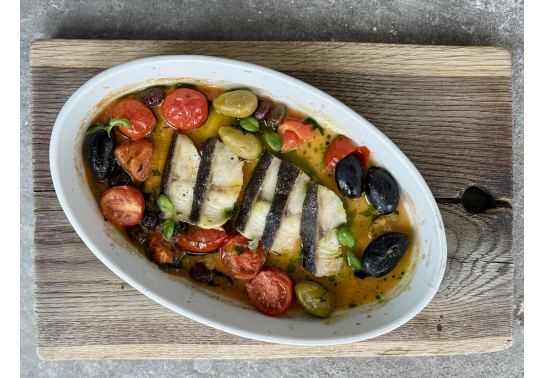 ЧОРНА ТРІСКА ЗАПЕЧЕНА З ТОМАТАМИ ТА ОЛИВКАМИ