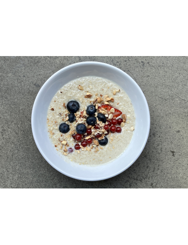 SWEET OATMEAL WITH BERRIES AND NUTS