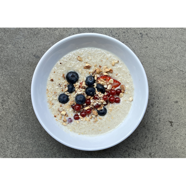 SWEET OATMEAL WITH BERRIES AND NUTS