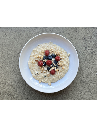 SWEET OATMEAL WITH BERRIES AND NUTS