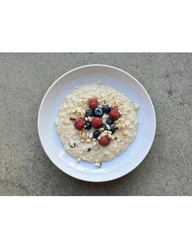 SWEET OATMEAL WITH BERRIES AND NUTS